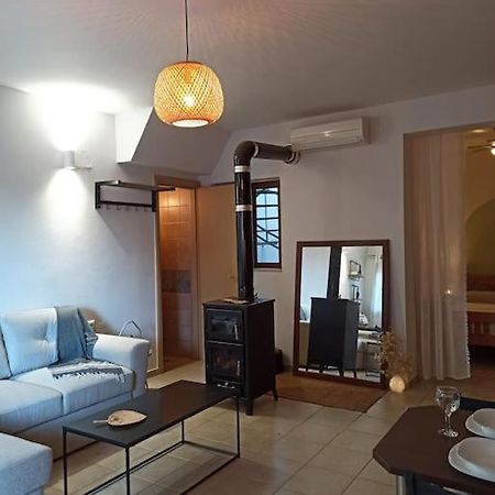 Cozy Apartment In The Heart Of Plaka อายิโอสนิโกลาโอส ภายนอก รูปภาพ