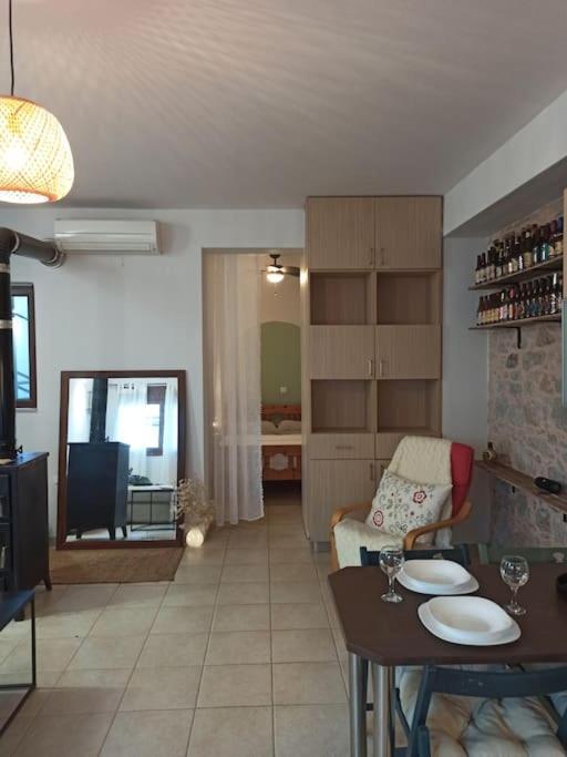 Cozy Apartment In The Heart Of Plaka อายิโอสนิโกลาโอส ภายนอก รูปภาพ