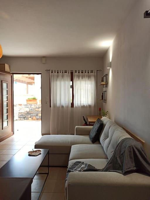 Cozy Apartment In The Heart Of Plaka อายิโอสนิโกลาโอส ภายนอก รูปภาพ