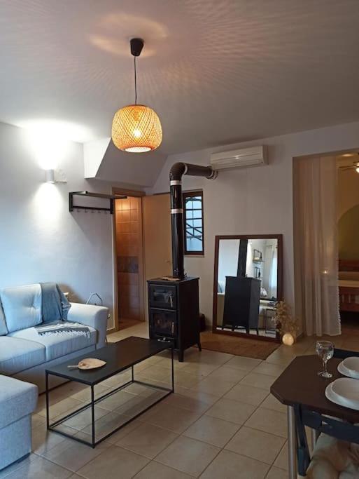 Cozy Apartment In The Heart Of Plaka อายิโอสนิโกลาโอส ภายนอก รูปภาพ